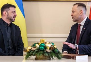 Навроцький вручив Зеленському книгу про Волинську трагедію