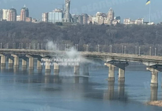 На мосту Патона сталася аварія на теплотрасі, частина Києва залишилася без опалення