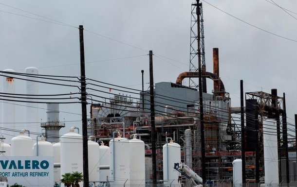 Сильный взрыв и произошел на НПЗ в США