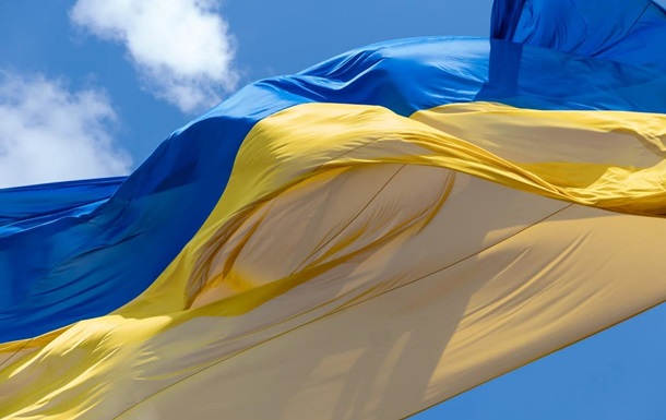 Главный флаг Украины приспустили