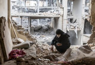 США и Иран продолжают удары, несмотря на объявленное перемирие — СМИ