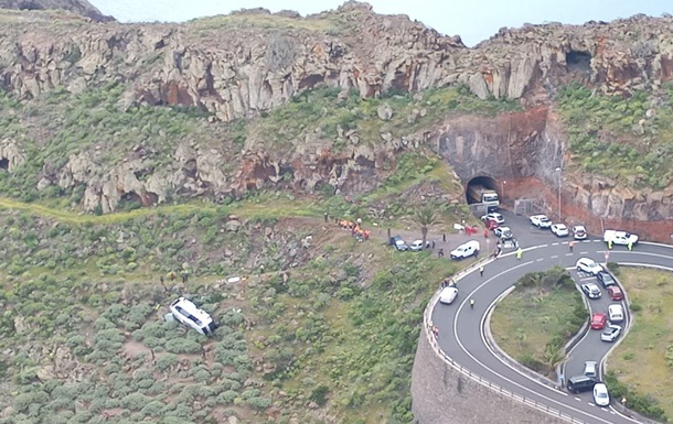 На Канарских островах опрокинулся автобус с туристами, есть пострадавшие.