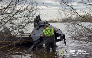 В Киеве из Днепра извлекли дрон с боевой частью