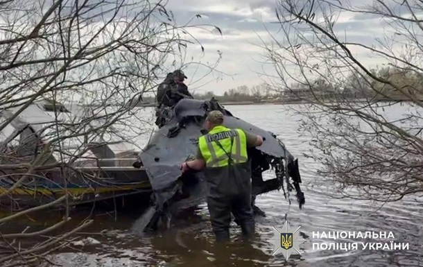 В Киеве из Днепра извлекли дрон с боевой частью