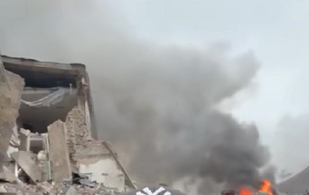 В Славянске вследствие обстрелов разрушено учебное заведение, есть раненые