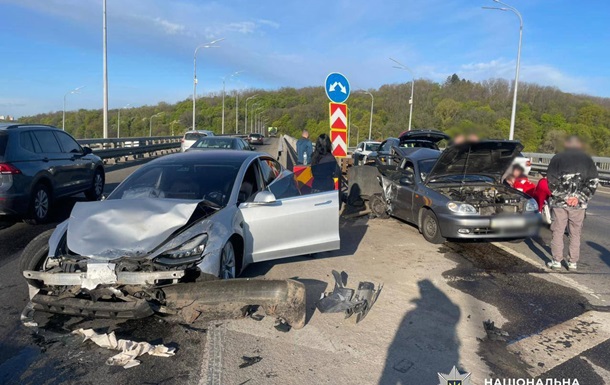 В Киеве случилась смертельная авария на Дарницком мосту