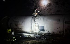 На Киевщине спасатели сняли с цистерны мальчика с ожогами