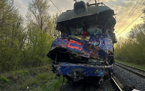 На Львівщині автокран зіштовхнувся зі складом, є жертва