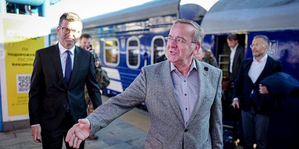В Киев с визитом приехал министр обороны Германии