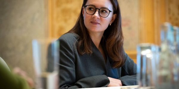 Правительство скорректировало порядок выезда для женщин