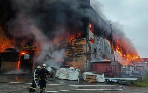 В Ирпене вспыхнуло промышленное предприятие