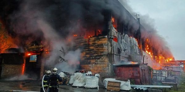 В Ирпене вспыхнуло промышленное предприятие
