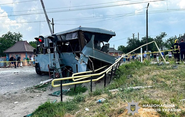 Под Ровно произошло столкновение поезда с маршрутным такси, есть погибшие