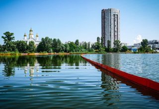 После атаки РФ в Киеве вторую неделю продолжают очищать озеро от нефтяных загрязнений